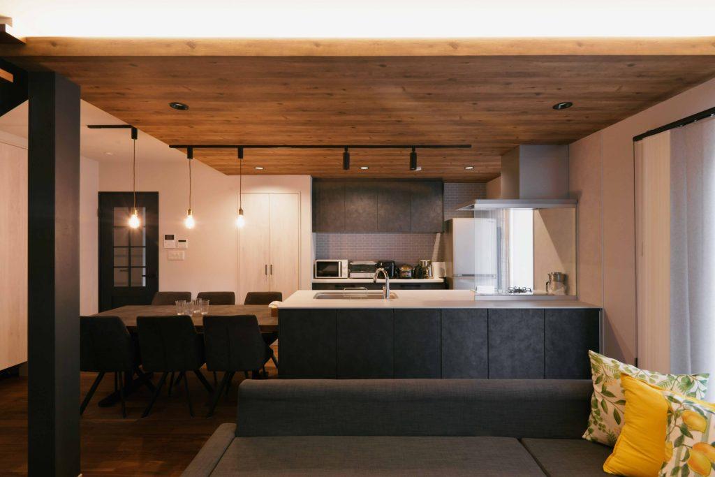キッチンの天井はあえて低くして天井を柔らかく照らすコーブ照明を採用。ペンダントと組み合わせて良い雰囲気になっています。