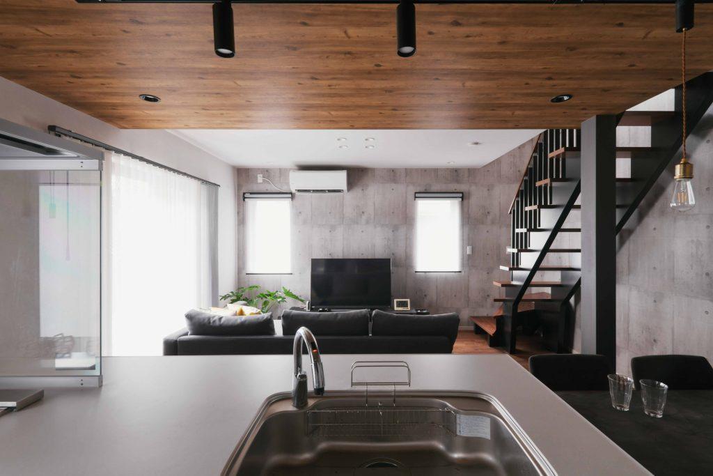 以前は壁に囲まれた独立キッチンでしたが、リビングキッチンになったことでお料理しながらコミュニケーションが取れたりTVだって見れます。