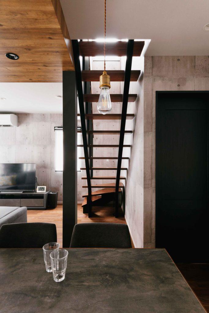 スケルトン階段にすることで上階からの採光もばっちり。