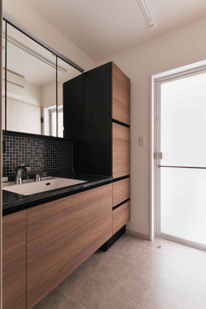 収納たっぷりの洗面台。洗面室⇒ファミリークローゼット⇒寝室と回遊できる動線で家事もラクチン。