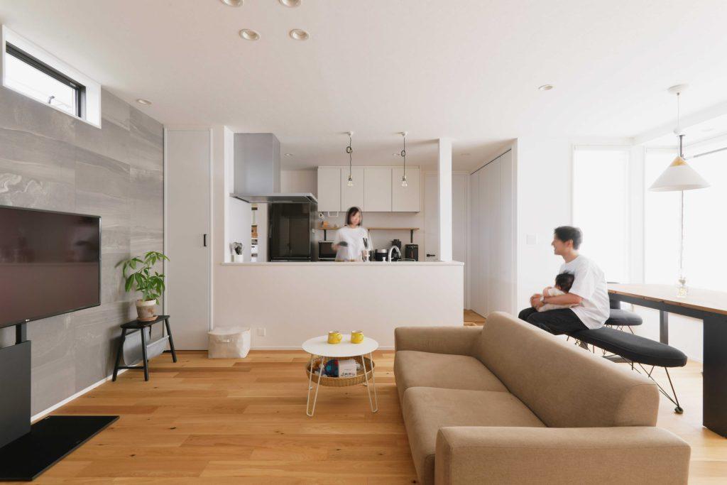 子世帯に新設した対面のオープンキッチン。隣接していたお部屋の一部を取り込んで広々LDKになりました。