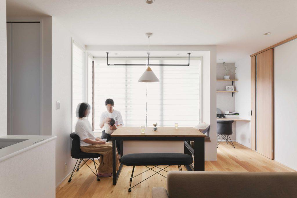 ご主人様が座っているところが造作したカウンターベンチ。窓辺にあり明るく居心地の良い空間です。