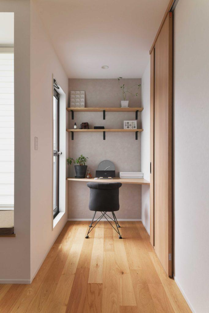 かつては廊下だったところもリビングに組み込み、元のカタチを活かして落ち着いたワークスペースにしました。棚受けの黒いアングルもいいアクセントに。