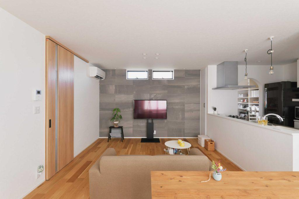 リビングの壁一面をエコカラットに。調湿・消臭機能に優れているだけでなく柔らかい上質な雰囲気も魅力です。