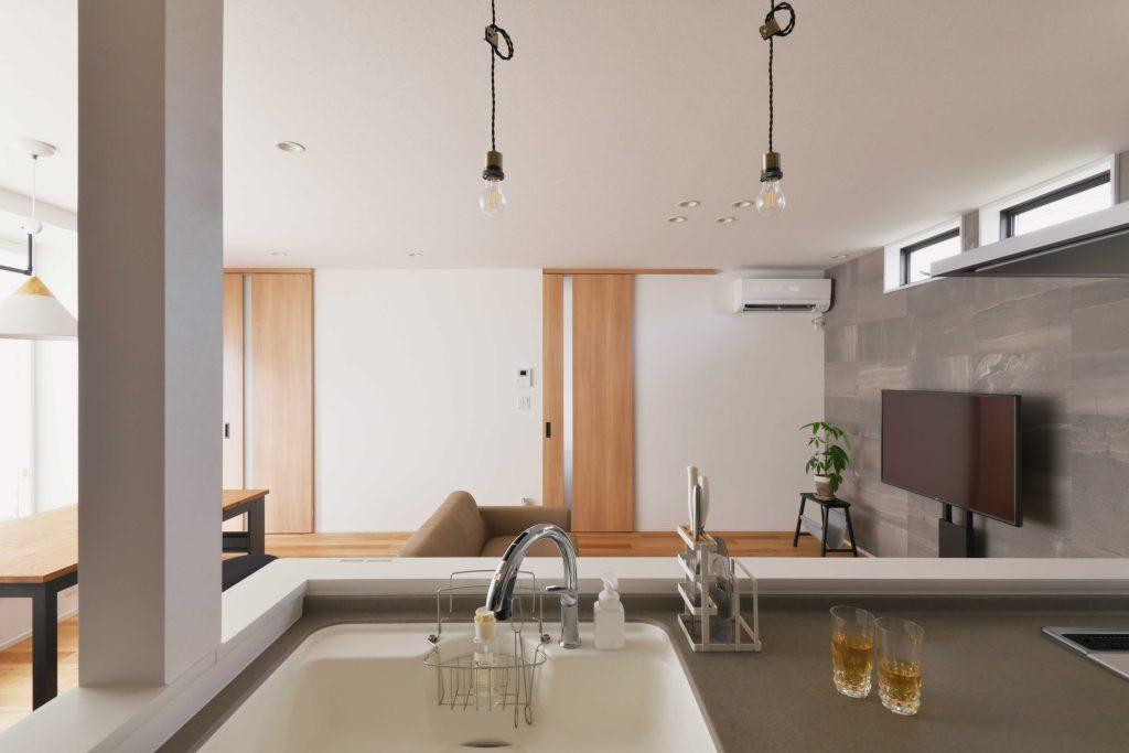 対面キッチンからはリビング全体を見渡せます。