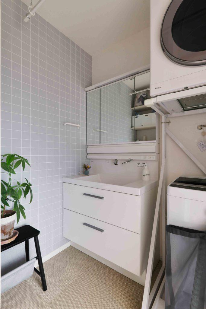 見てください。実はタイル柄のクロスで仕上げています。素敵でしょ。天井には洗濯物干しも付けました。