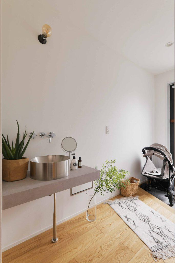 1階玄関を入るとすぐに造作手洗いコーナーが。