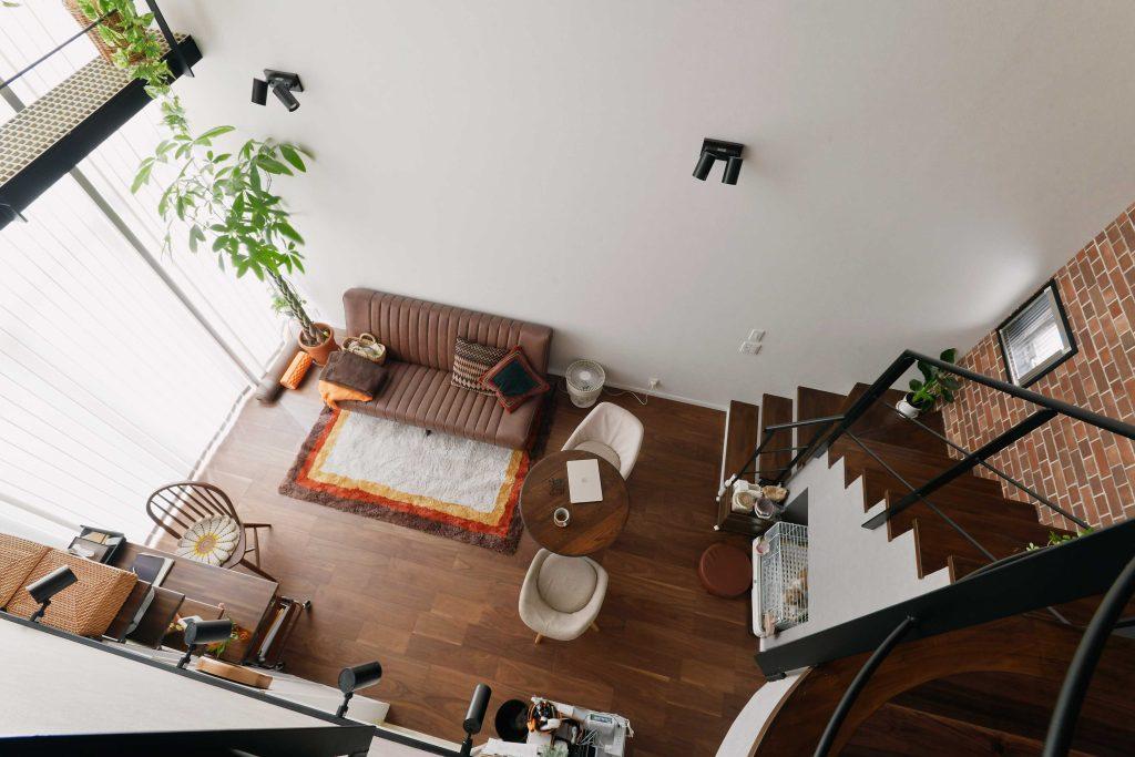 防音室付のメゾネットマンション。白い壁と吹き抜け階段で高さを強調して開放的な雰囲気に仕上げました。