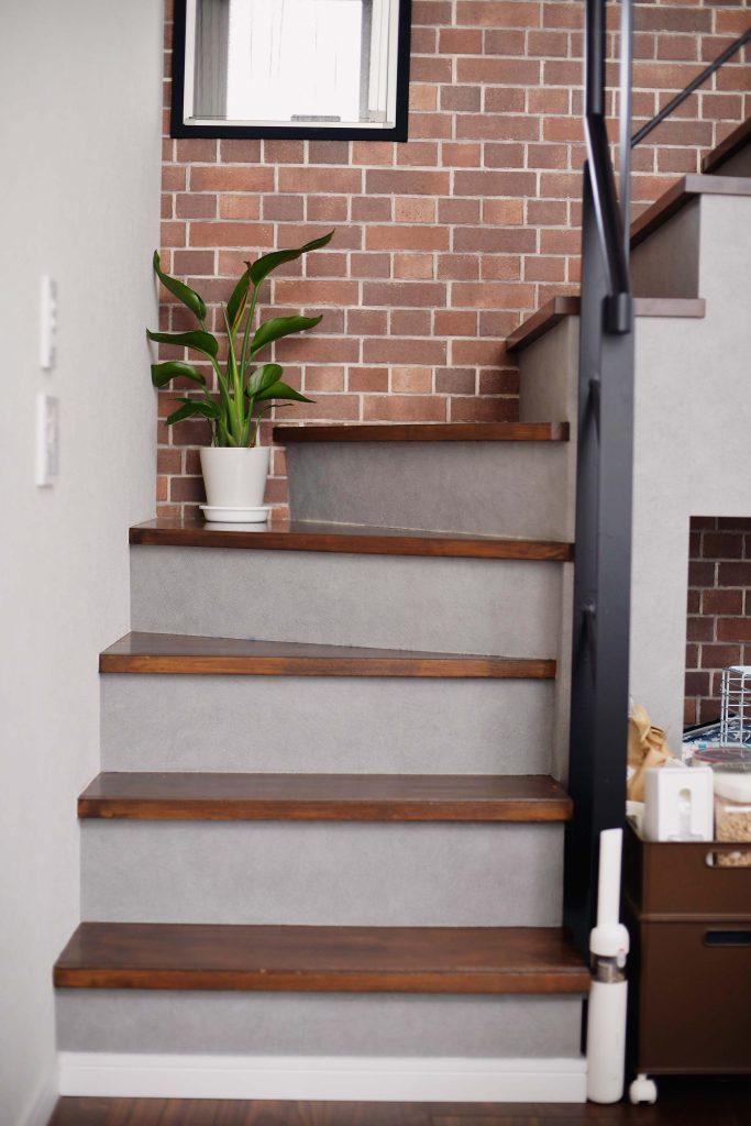 階段の踏み面は無垢集成材でしたが だいぶ傷んでおり、塗装を剥がして補修した上で再度塗装してよみがえらせました。