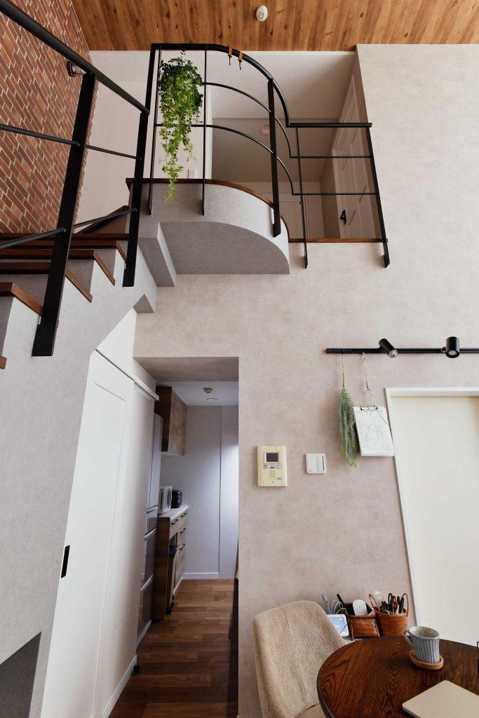 吹き抜け階段でマンション全体に一体感があります。