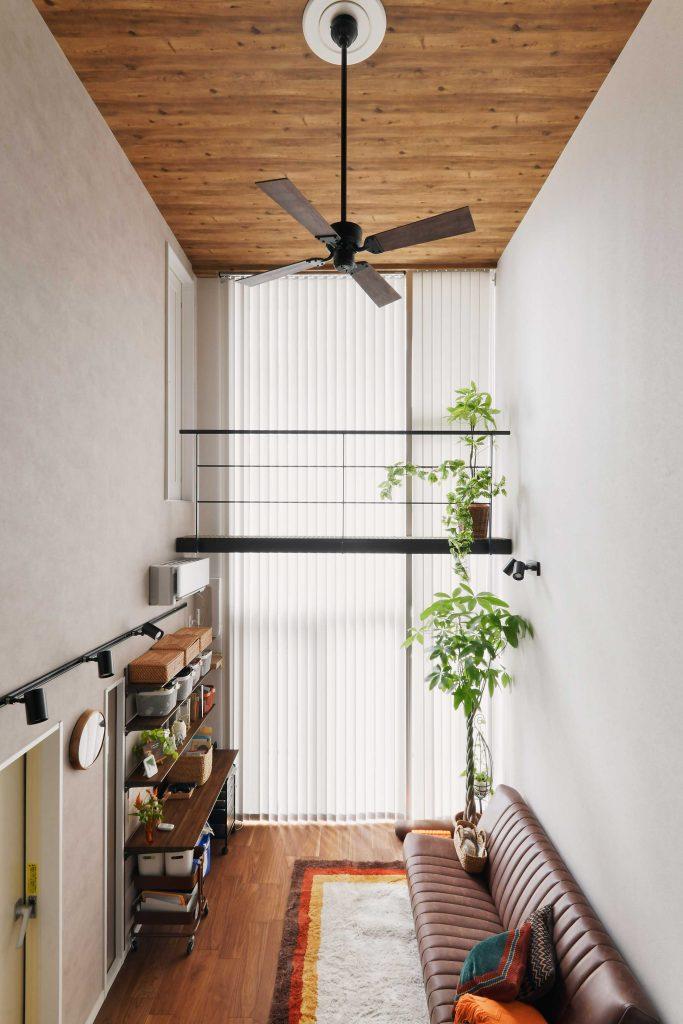 天井の木目と電動のバーチカルブラインドで縦のラインを強調。キャットウォーク手すりも塗装しました。インテリアファンは夏場に篭りがちの熱気も緩和します。