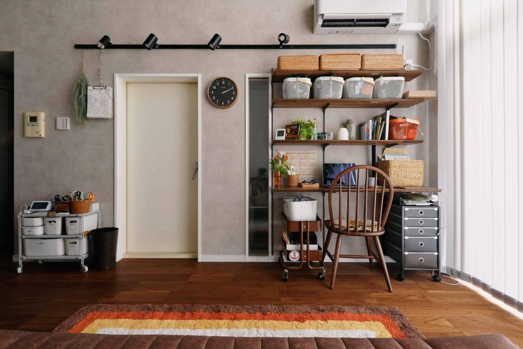 リビング一角のデスクコーナー。飾るように収納するオープン棚で施主様のセンスが光ります。