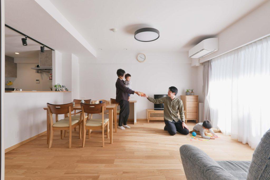 隣接していた和室を取り込んでワイドなLDKになりました。