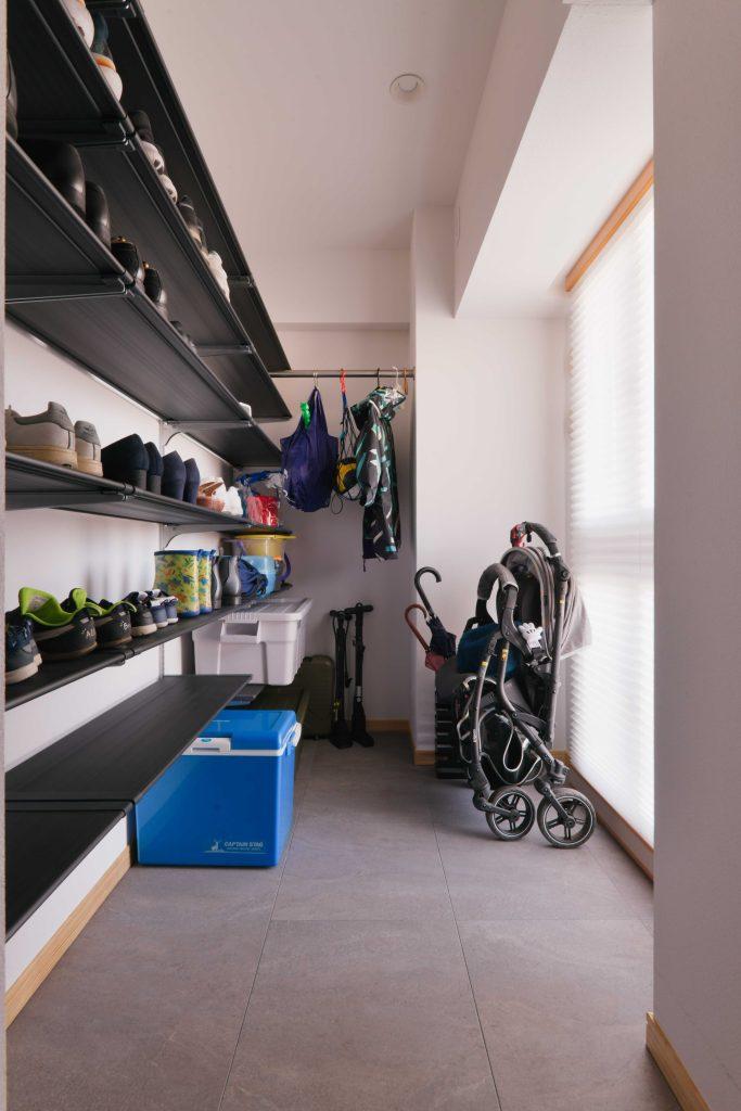 玄関土間を拡張してシューズクロークを設けました。デッドスペースになってしまう写真正面にハンガーパイプをつけてコート掛けにしました。