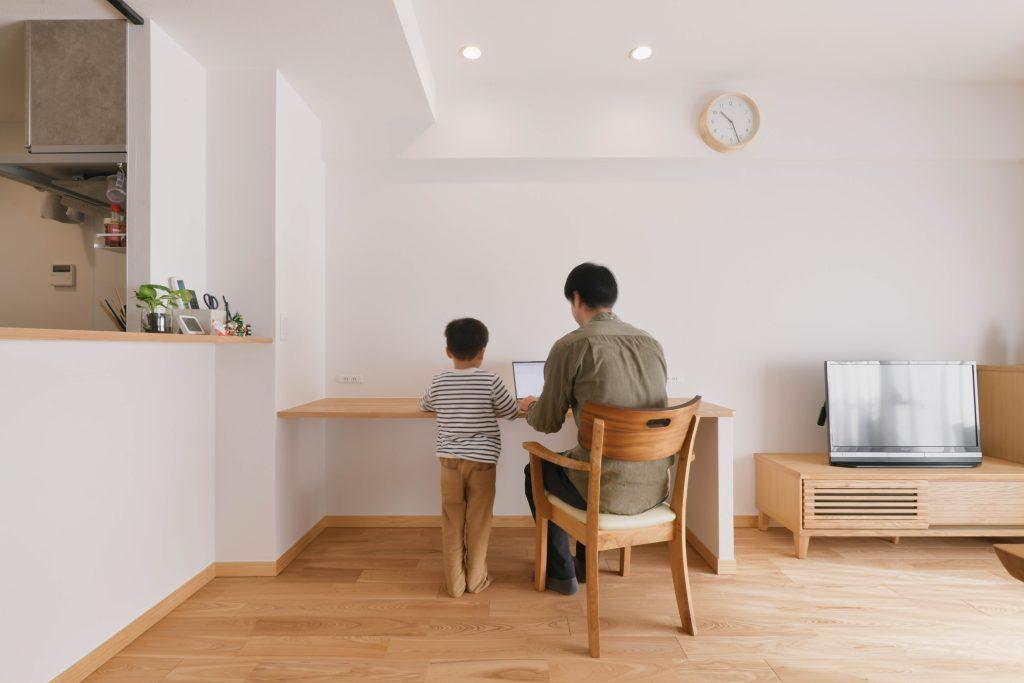 2メートル幅のカウンターデスクを設けたワークスペース。ストレスなくパソコン作業ができるように奥行き55㎝と広めに確保。