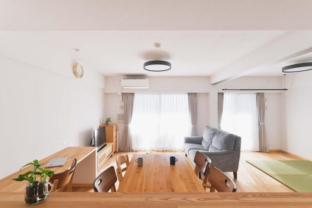 愛着のあるダイニングセットが無垢の木に囲まれてしっくり馴染んでいます。写真右は縁なし畳の和コーナー。過ごし方を選ばない畳の良さも楽しめます。