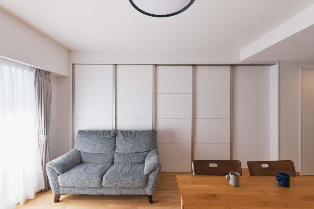 畳コーナーのある空間は4枚引戸で必要に応じて個室になります。家族の成長に伴って可変的に使えるようにしました。