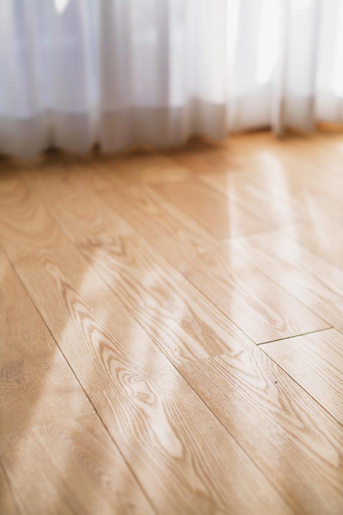 床は無垢のタモ材。ラスティック仕様（木目が強く出る柄）を採用しています。マンションに求められる防音性能をクリアーするため、フローリングの下には防音マットを敷き詰めています。