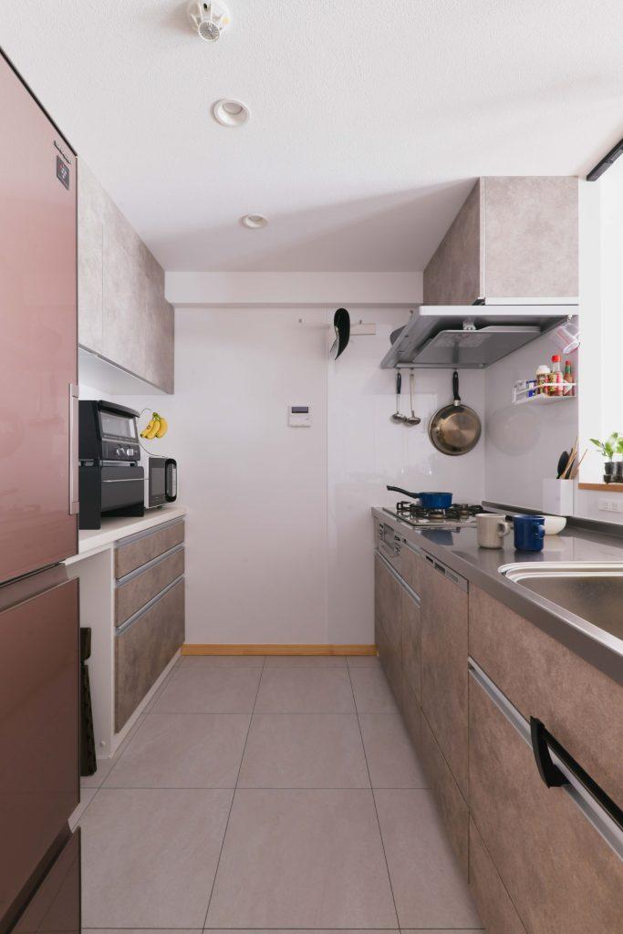 キッチン床は水に強いフロアタイルを選択。キッチンパネルはマグネット仕様で便利に使えます。