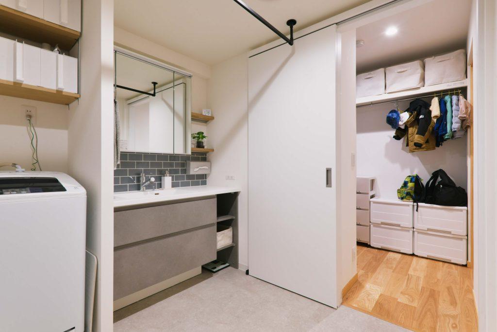 玄関→WICで着替え→洗面室で手洗い→リビングに至る回遊動線