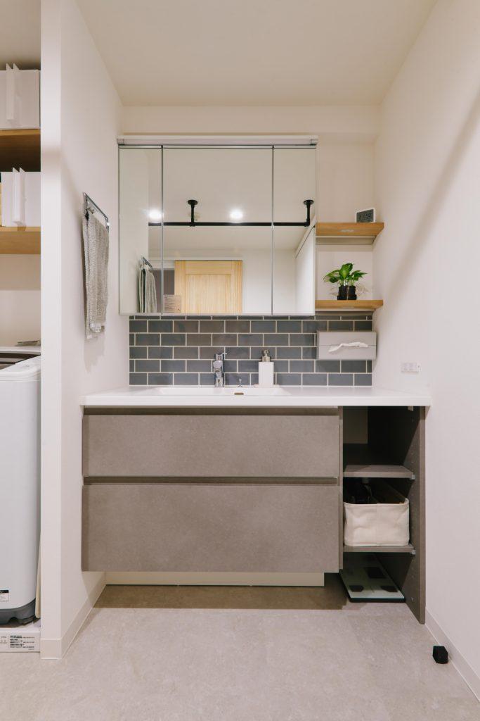 洗面台にはタイルを貼ってアクセントにしました。