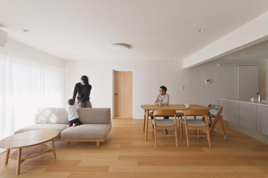 白基調の内装と床や家具の木目がよく調和しています