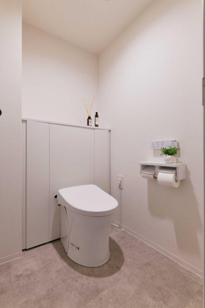 白を基調にしたシンブルですっきりしたトイレ