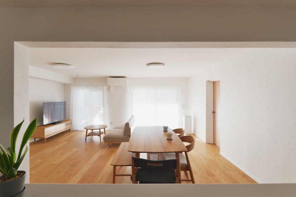 キッチンは壁付けから対面に移動。排水管の回し方に工夫があります