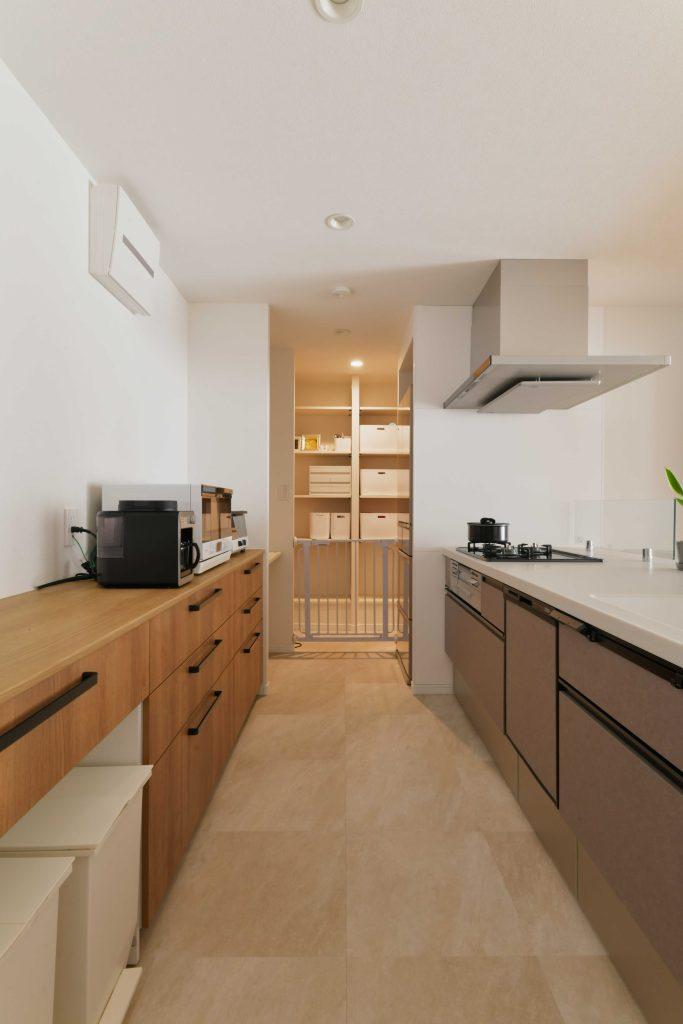 キッチンの奥にはパントリー。使い勝手も上々