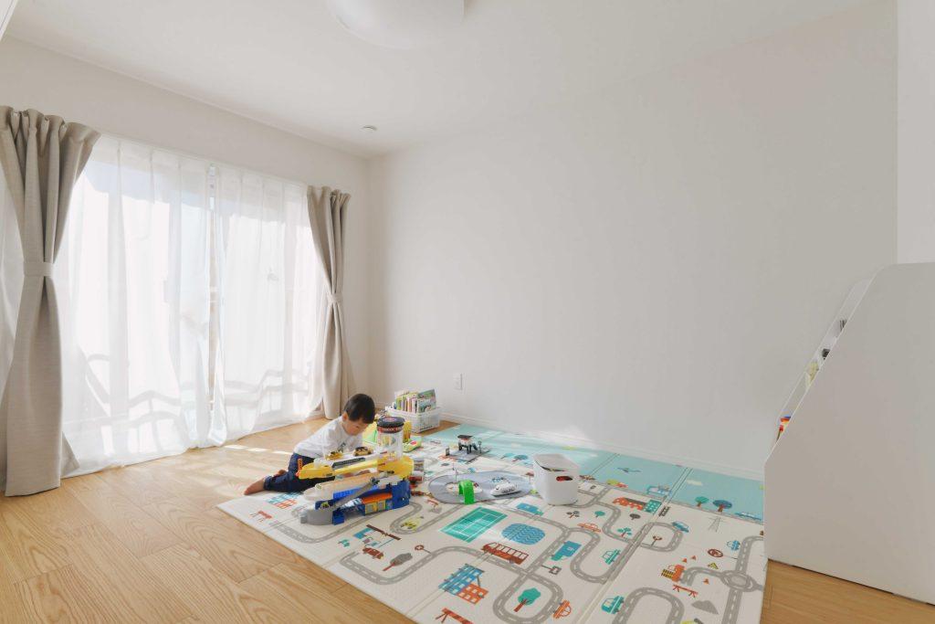リビング隣の洋室は今はキッズスペース。将来は寝室にする予定です。