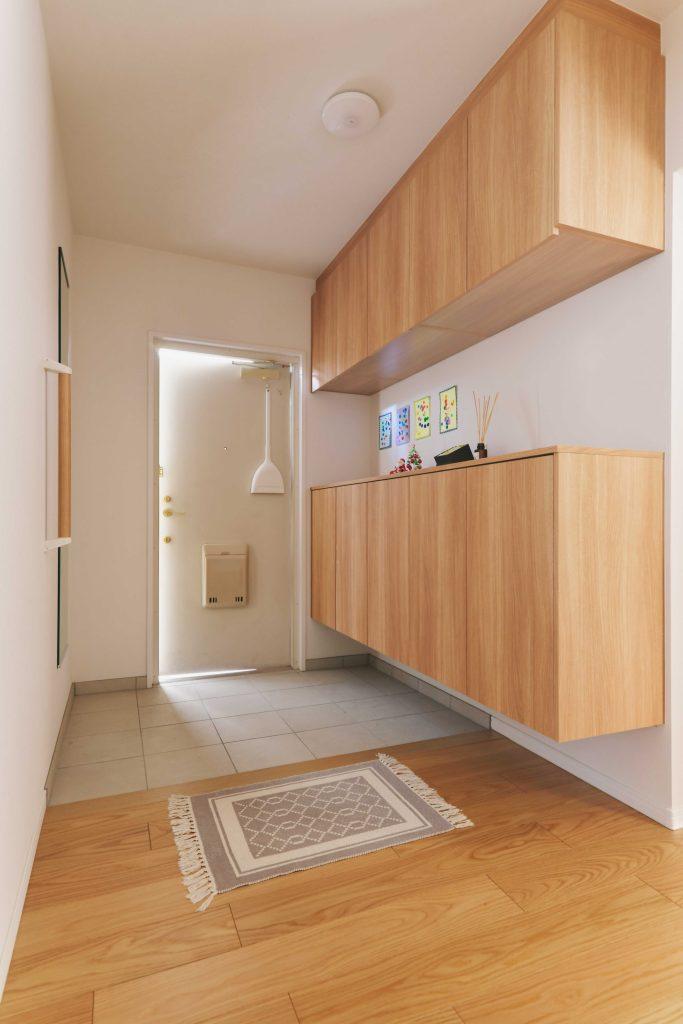隣室の居室を少し削って玄関スペースを広げています。浮かせた収納で圧迫感を抑えているので、広がり感もひとしお。