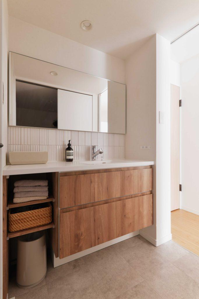 吟味したタイルと鏡で仕上げた洗面。魅せる洗面台を意識しました。