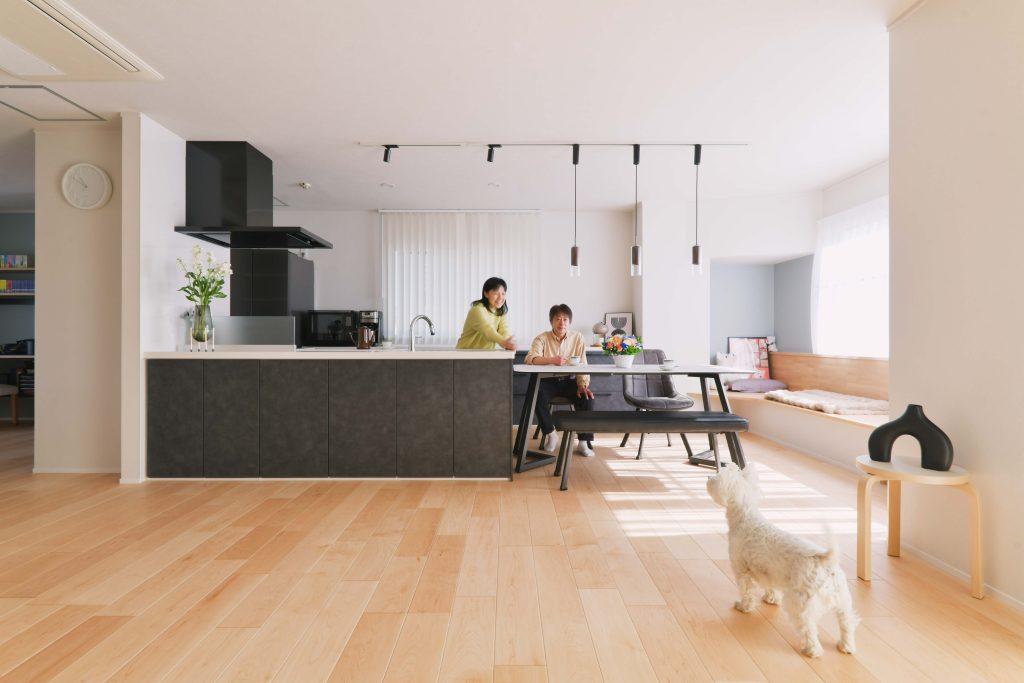 明るく居心地の良いリビング。日当たりも良く自然光で十分明るい空間です。