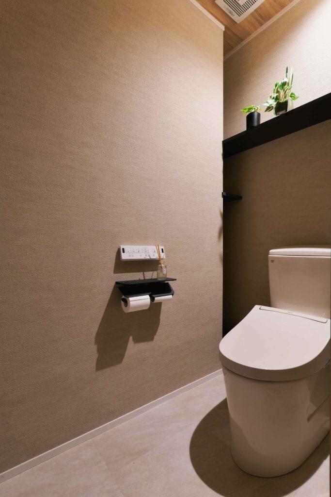 ゲストが使うことも意識しました。光源が見えないようにして高級感を演出しています。