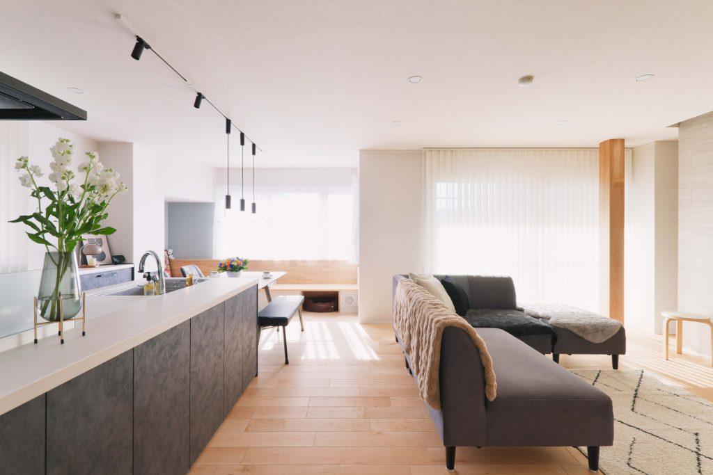 写真右に見える柱が 以前に和室にあった6寸角の想いでの柱。リビングに移設して視線を集めるフォーカルポイントにしました。