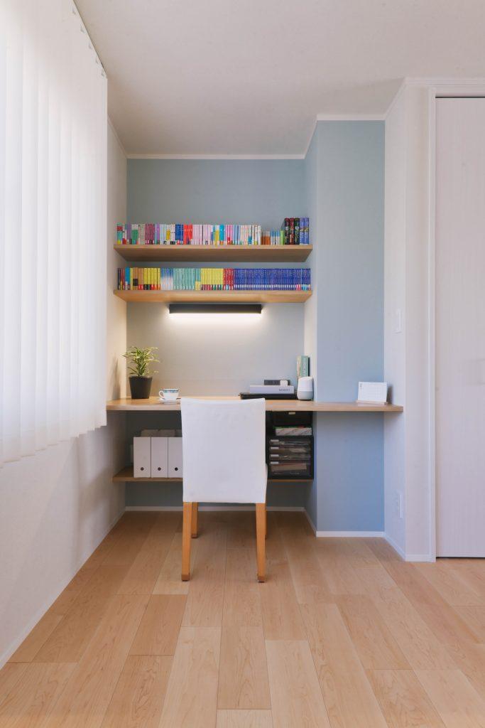 リビングの奥、寝室の隣にはワークスペースを造りました。仕切られた空間ではない解放感と集中できるお篭り感を両立しました。