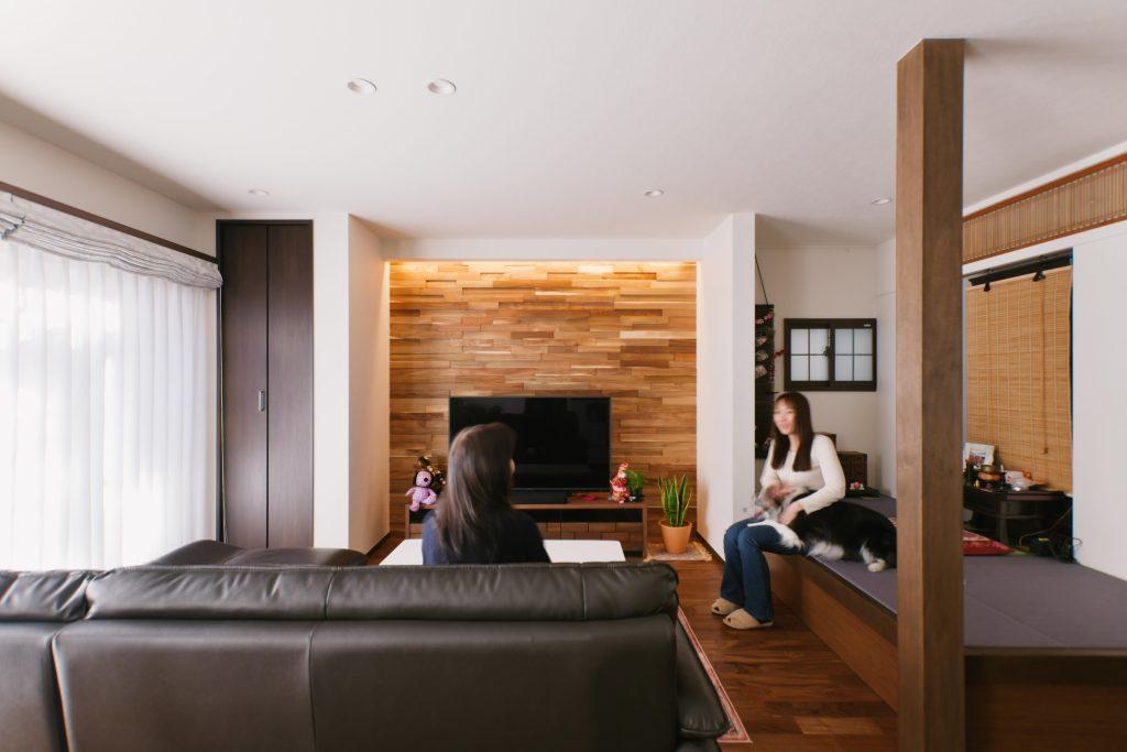 建物の北側にあった壁付けのキッチンを真ん中に移動することで、日当たりの良いLDKが生まれました。TV背面はアカシアのウッドパネルで視線を集めるフォーカルポイントに。