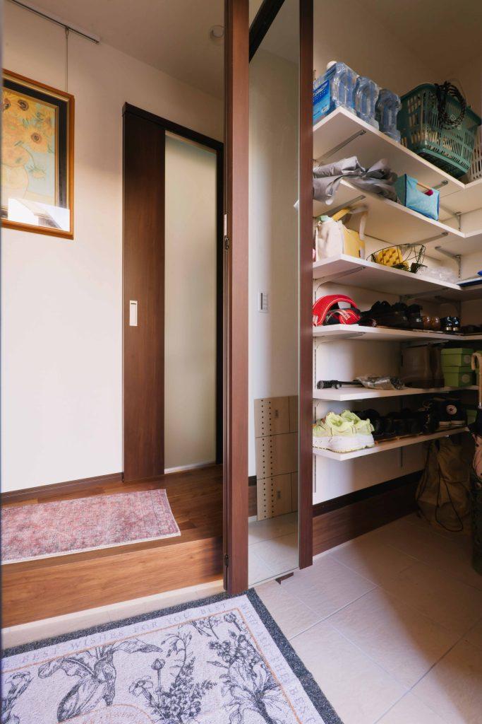 幅の広い廊下に繋がっていた玄関にシューズクロークを造りました。玄関はいつでもすっきり！
