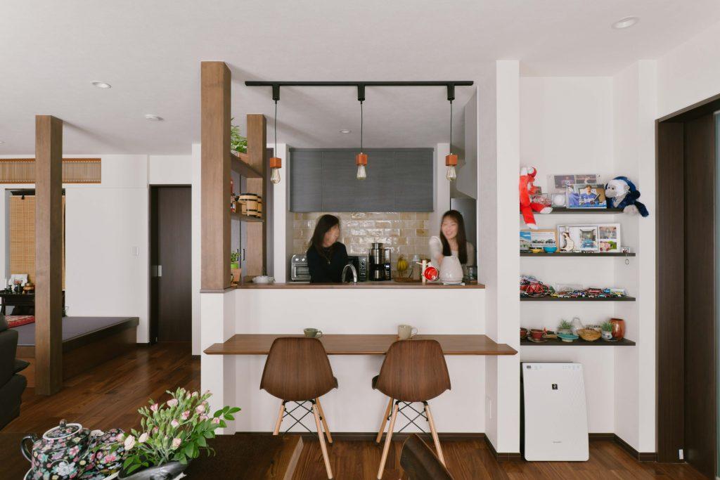 キッチンはコミュニケーションがとりやすい対面式に。カウンターデスクも設けてちょっとした作業もできるようにしています。