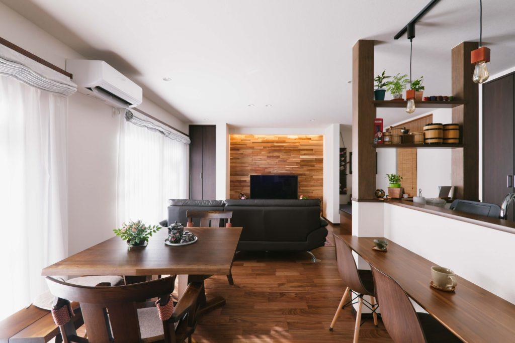 大事に使ってきたダイニング家具に合わせて床はウォールナット柄をチョイス。抜けない柱を利用した飾り棚も良いアクセントになっています。