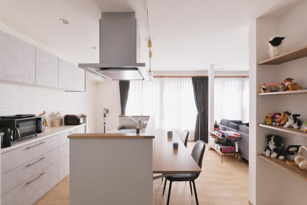 2階のLDKは1階とは雰囲気を変えてグレイッシュな空間に。