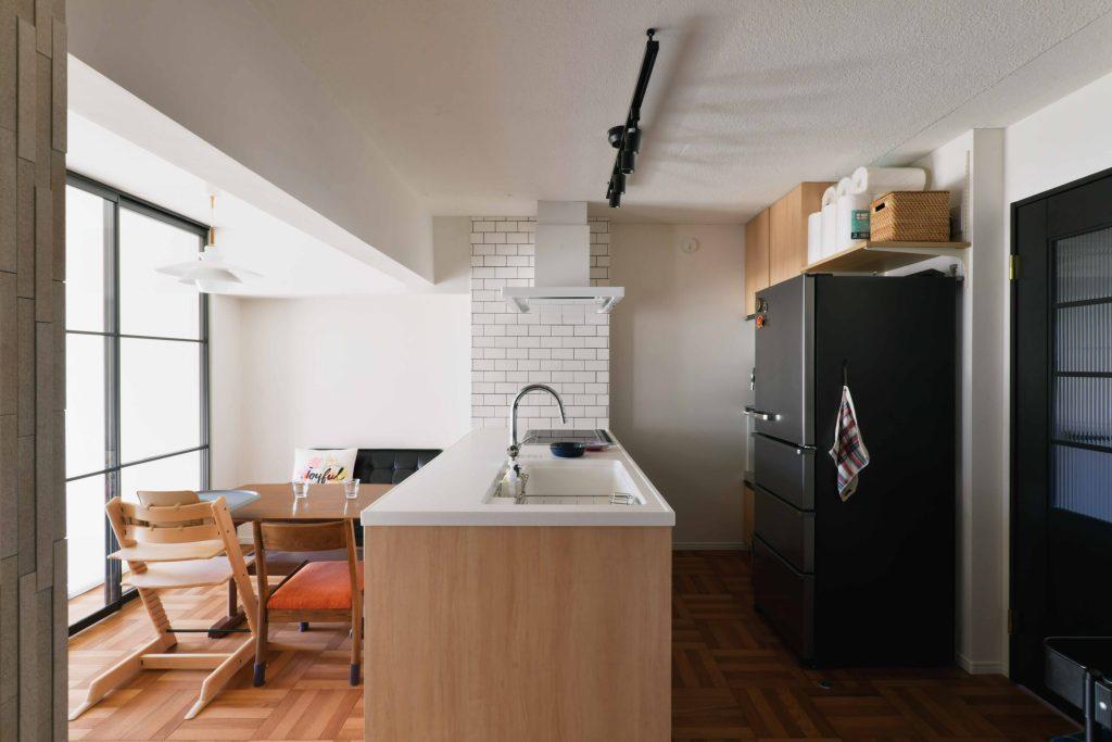 タチカワブラインドのプレイススウィングを採用してベランダ窓から明るさを取り込むことで、窓のないLDKとは思えない明るさになりました。