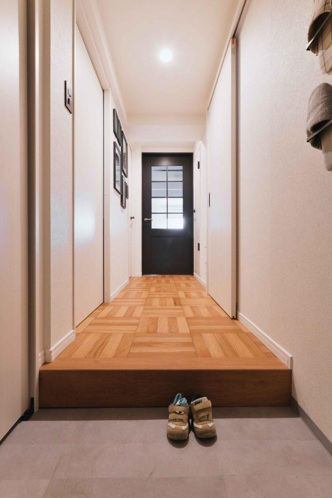 こだわって選んだリビングドアが玄関から迎えてくれます。