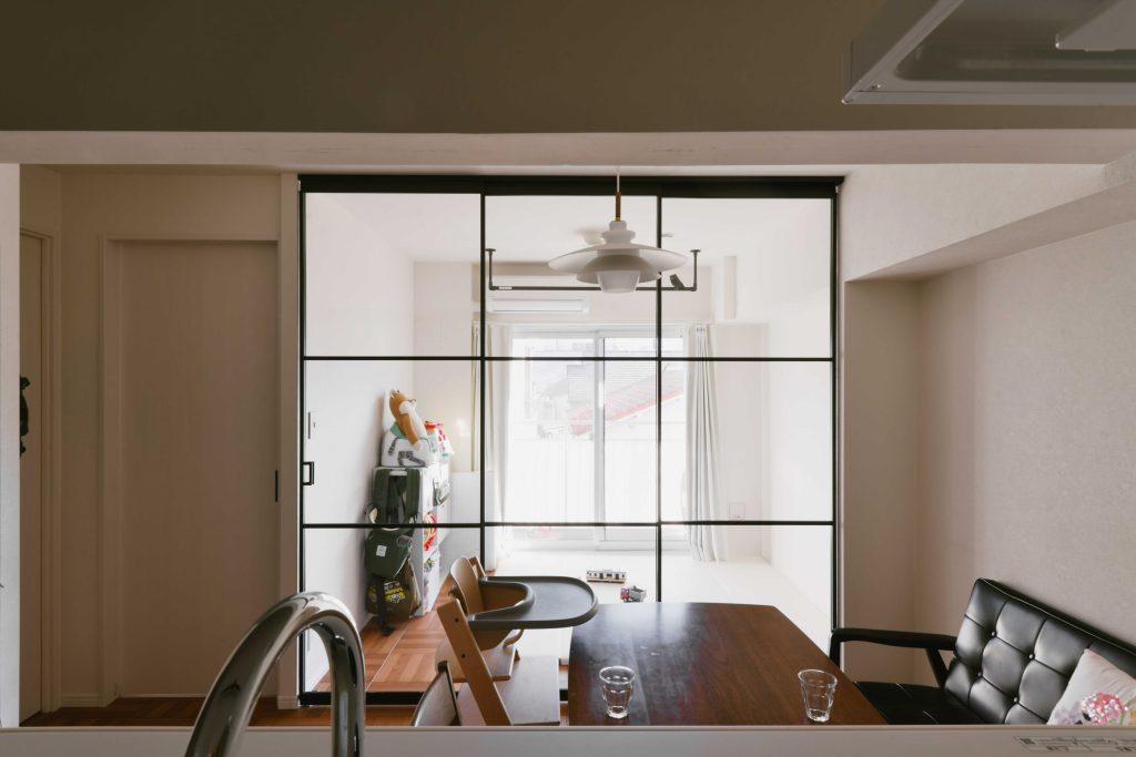 壁を向いていたキッチンを対面にレイアウト変更。家族の気配が感じられる眺めの良いキッチンになりました。