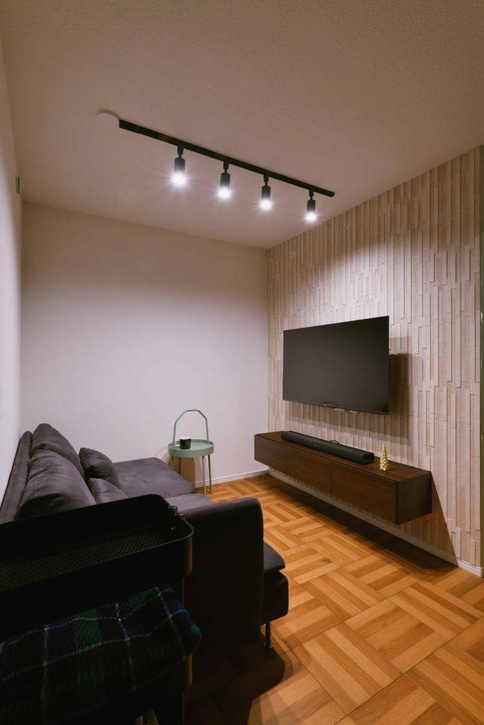エコカラットの壁でお部屋に上質感と美味しい空気が感じられます。TV配線が見えないように工夫しました。