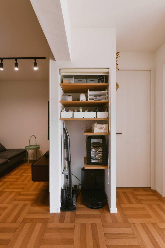 リビングで使いたいモノを上手にしまえる収納を造りました。可動棚を幅違いで設置することで背の高いモノも収納できます。
