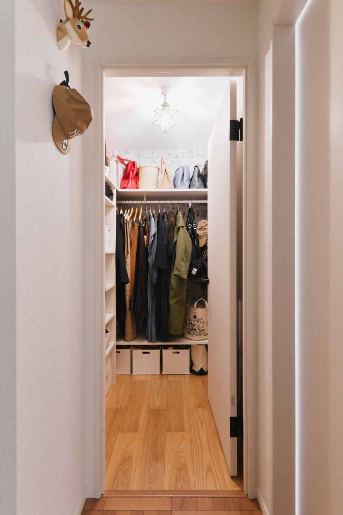 TVボードの裏、リビング収納の奥に奥さま専用の収納スペースが。「自分の空間」があるって気分も上がって素敵です！