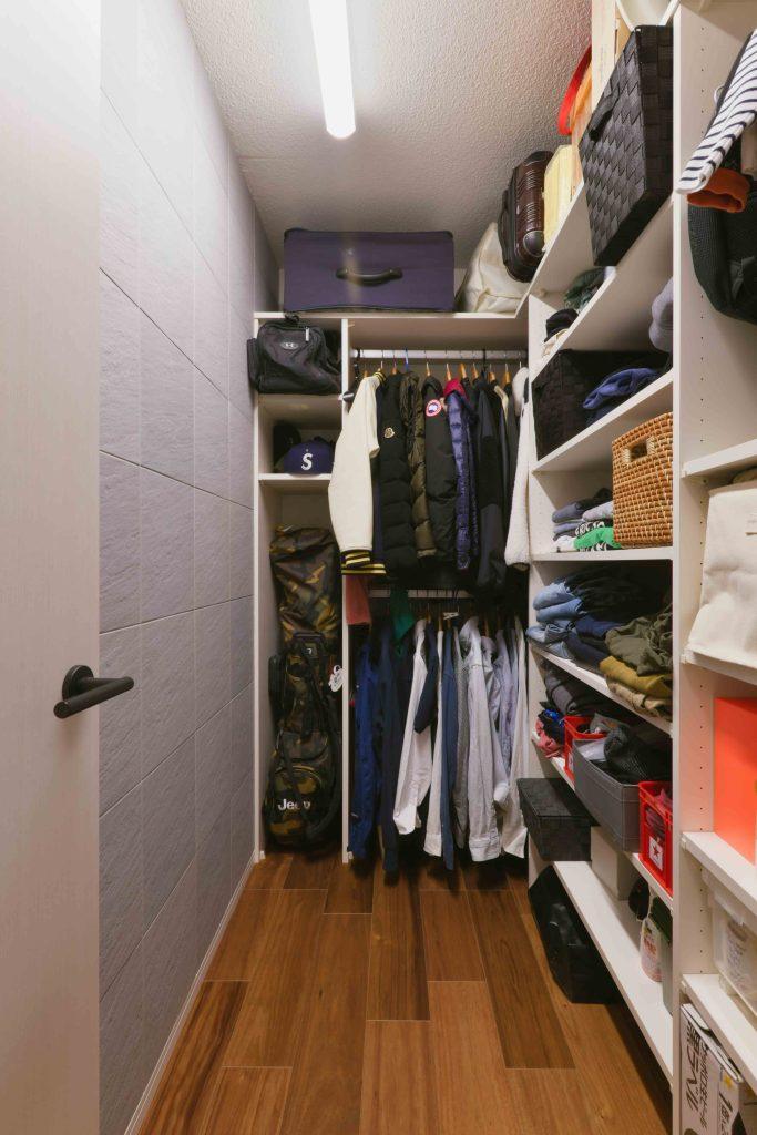 こちらはファミリークローゼット。居室の広さだけでなく、しっかりと収納スペースを確保することでお部屋をすっきりさせておけることを優先。これ大切です。