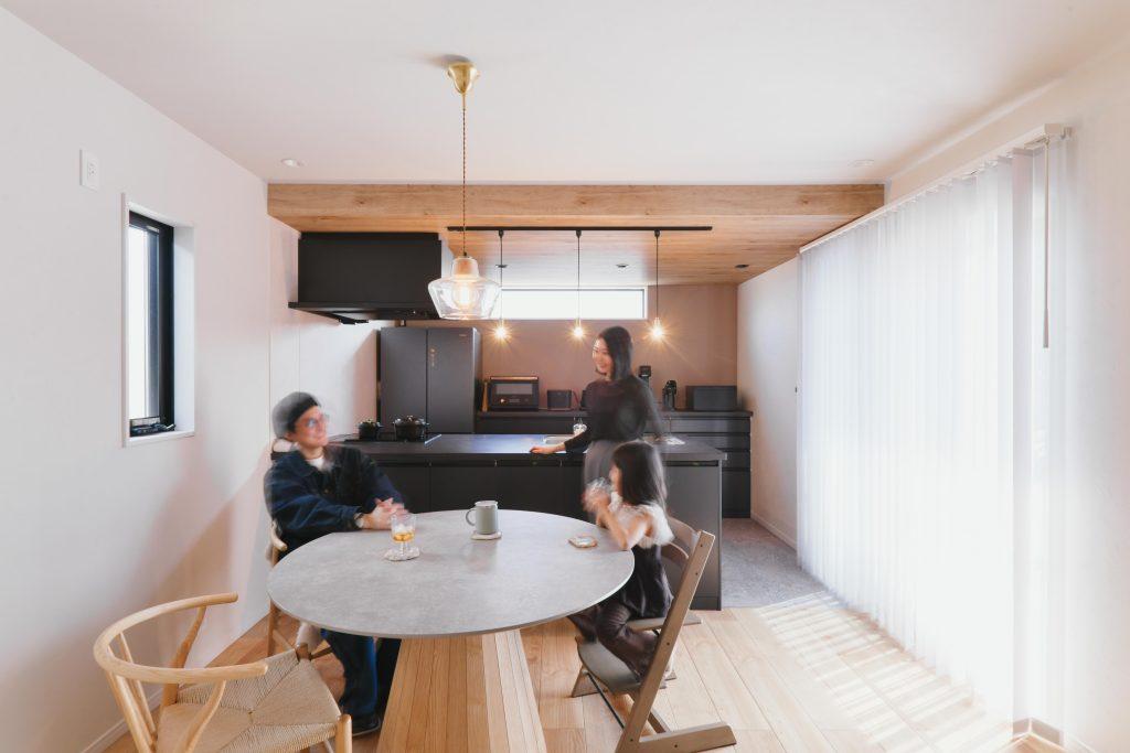 以前の廊下や居室を取り込んで広々LDKになりました。壁付けだったキッチンは対面にレイアウト変更してゆったり過ごせる空間になりました。