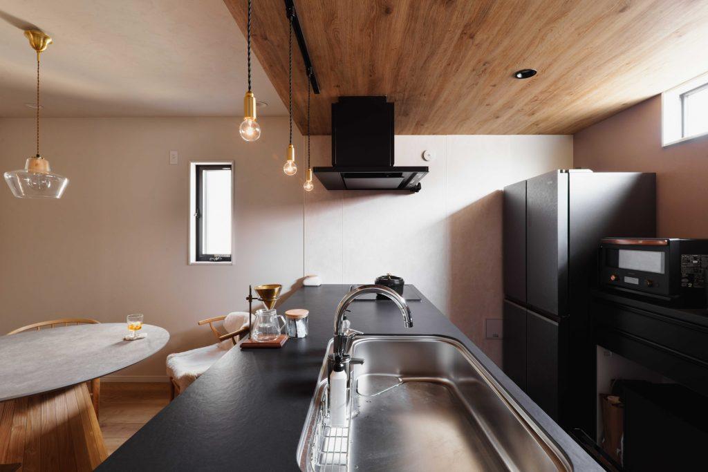 下がり天井は木目クロスで強調。存在感のあるグレーのキッチンとの相性もばっちり。